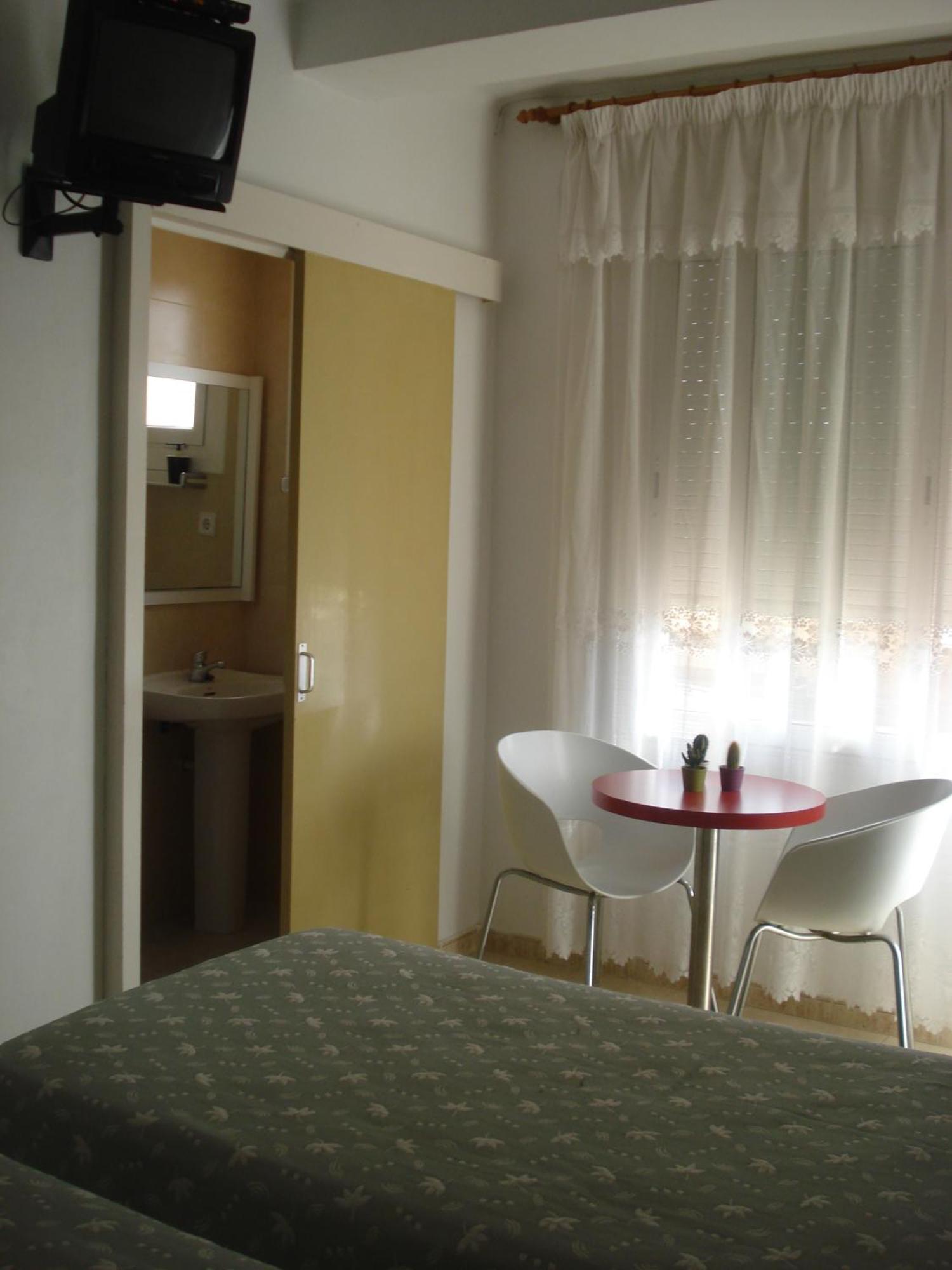 Hostal Margarita ピネダ・デ・マール 部屋 写真